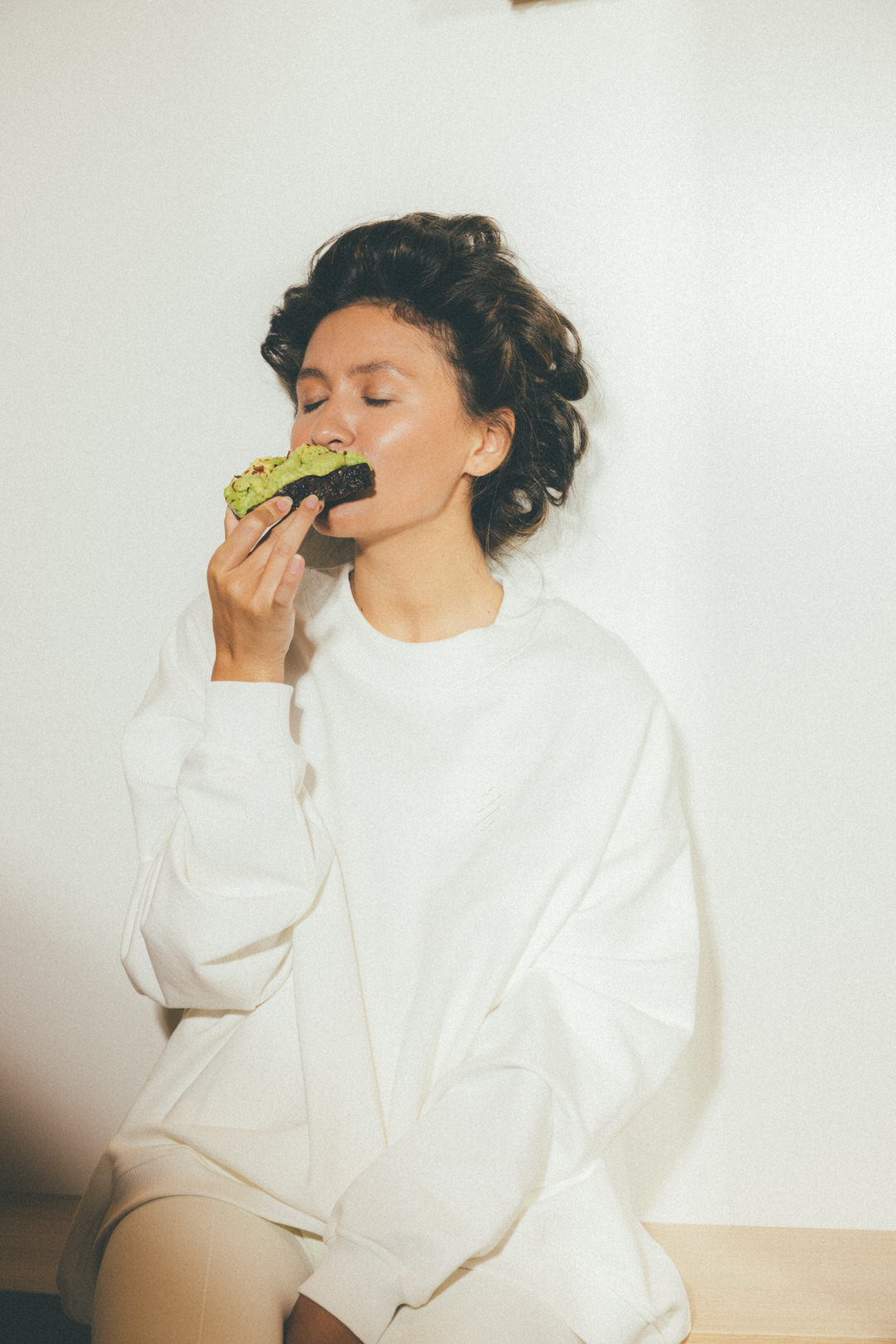 Світшот з вишивкою Ellie milk